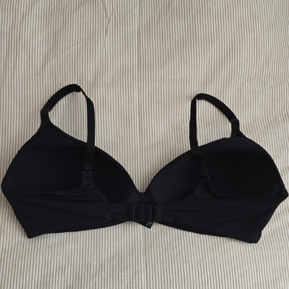 Victoria's Secret Elegant Black Bra - Picture 2 of 9